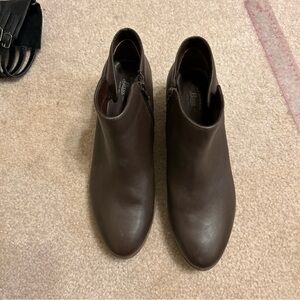 EXCELLENT CONDITION! G H Bass Brown Leather Ankle Boots